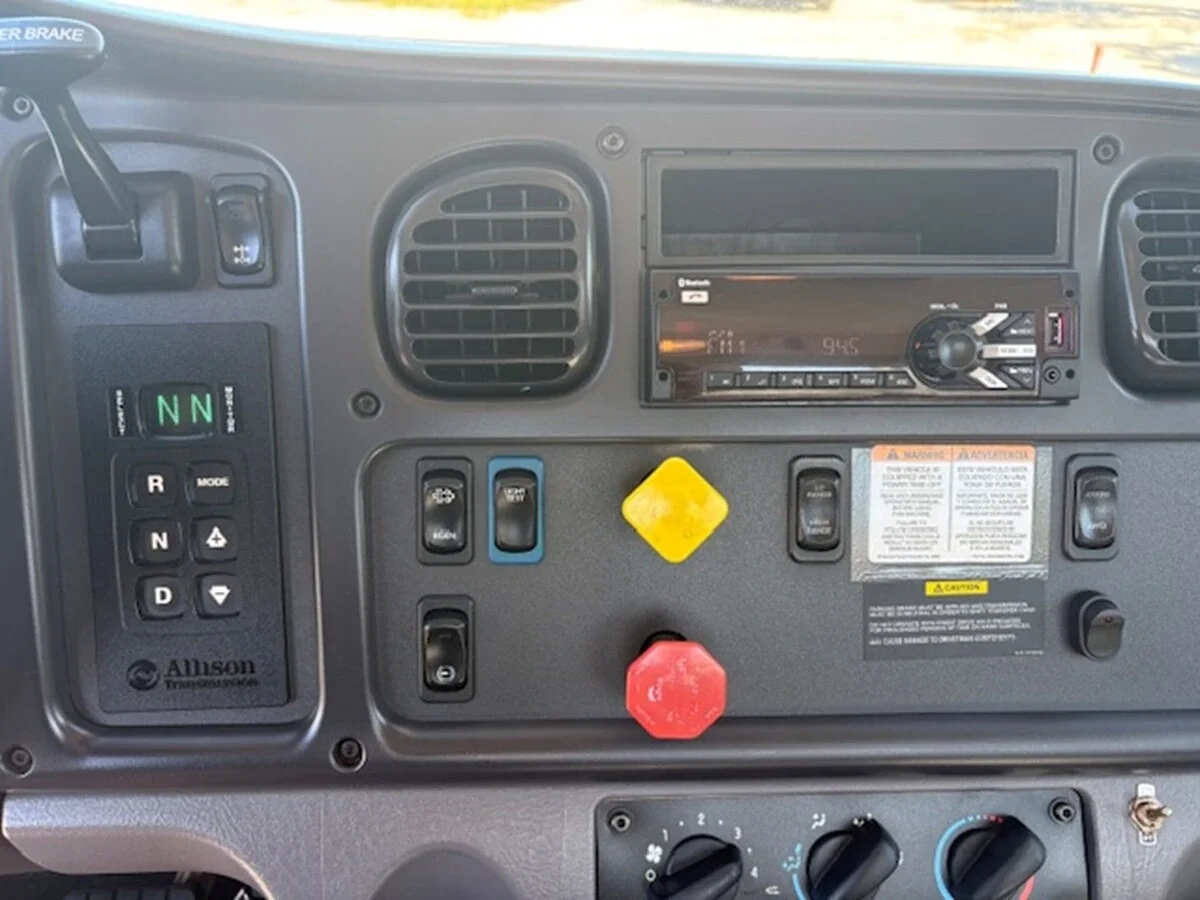 2018 Freightliner M2 106 — photo 40