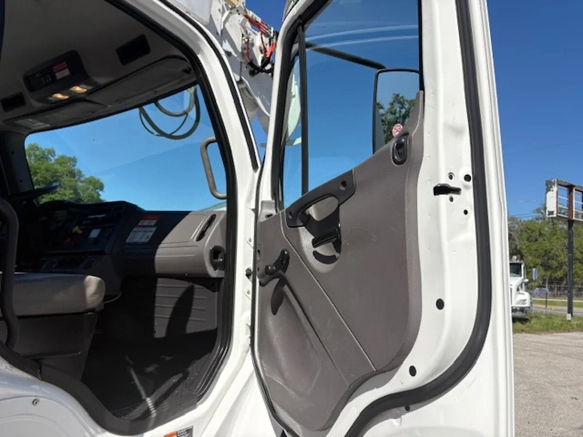 2018 Freightliner M2 106 — photo 13