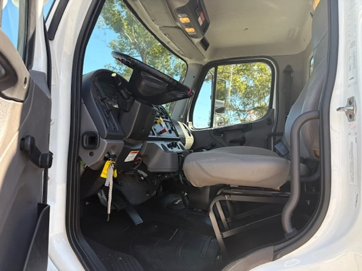 2018 Freightliner M2 106 — photo 36