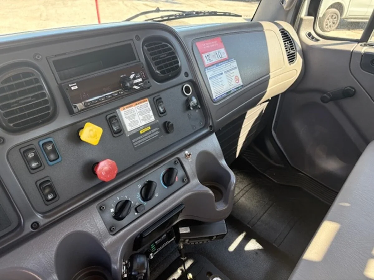 2018 Freightliner M2 106 — photo 38