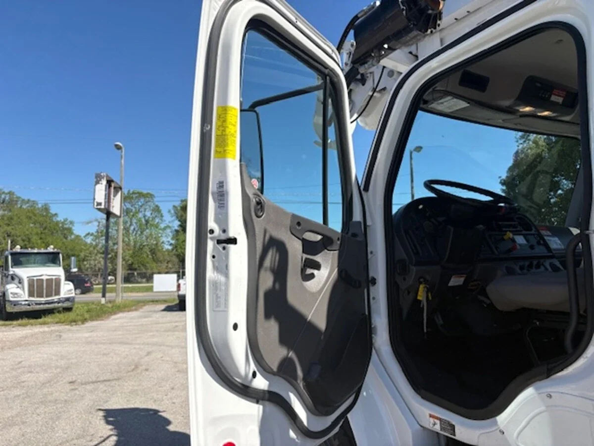 2018 Freightliner M2 106 — photo 35