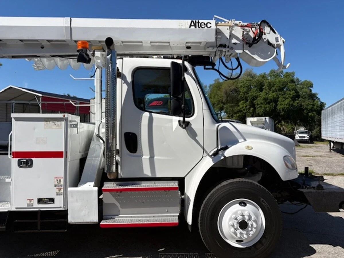 2018 Freightliner M2 106 — photo 12