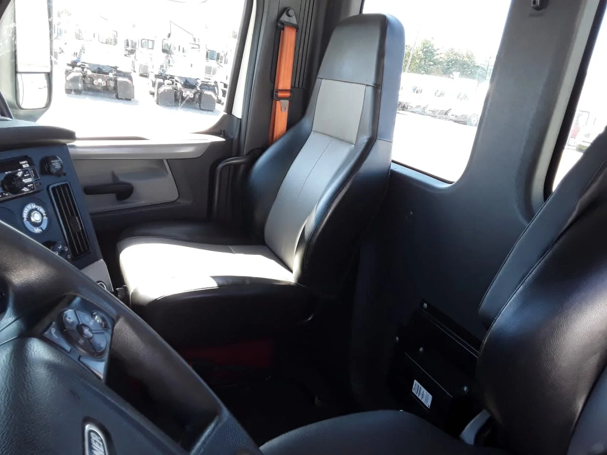 2021 Freightliner Cascadia - image 7