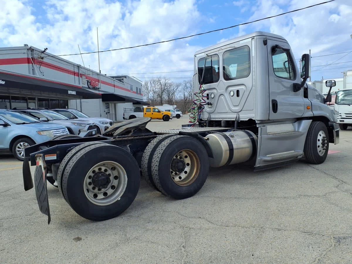 2020 Freightliner Cascadia in Warwick, RI — photo 4