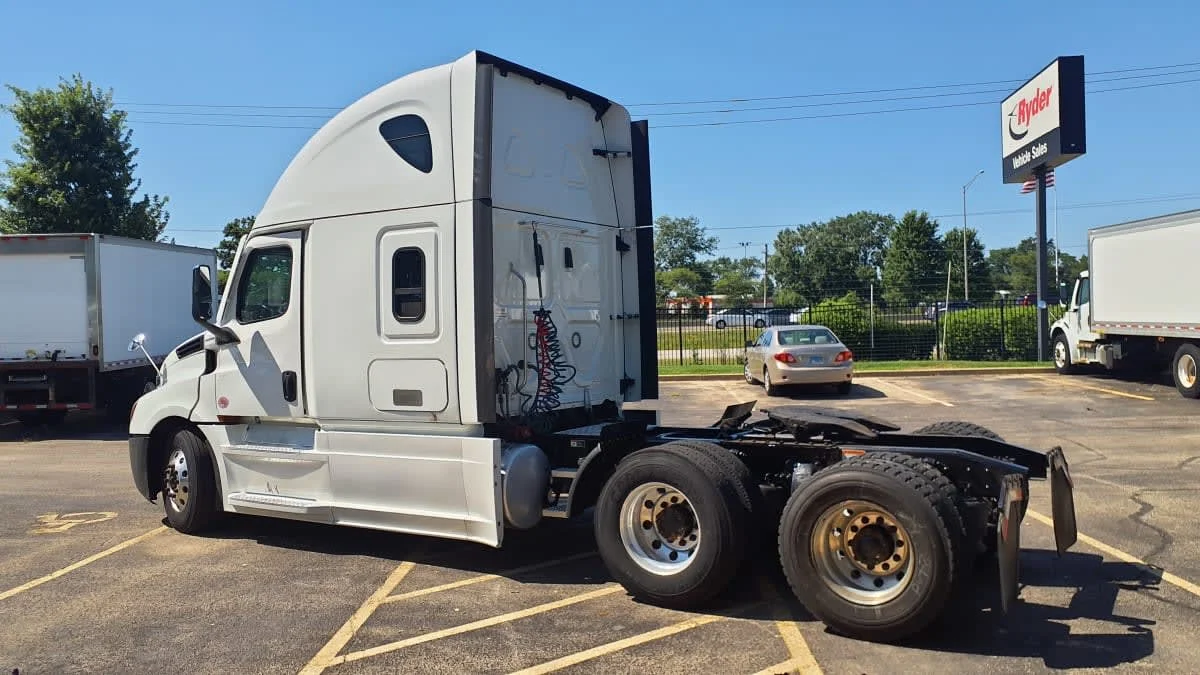 2023 Freightliner Cascadia in Bolingbrook, IL — photo 6
