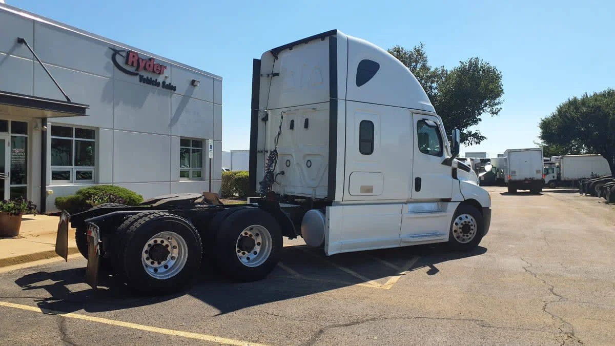 2023 Freightliner Cascadia in Bolingbrook, IL — photo 4