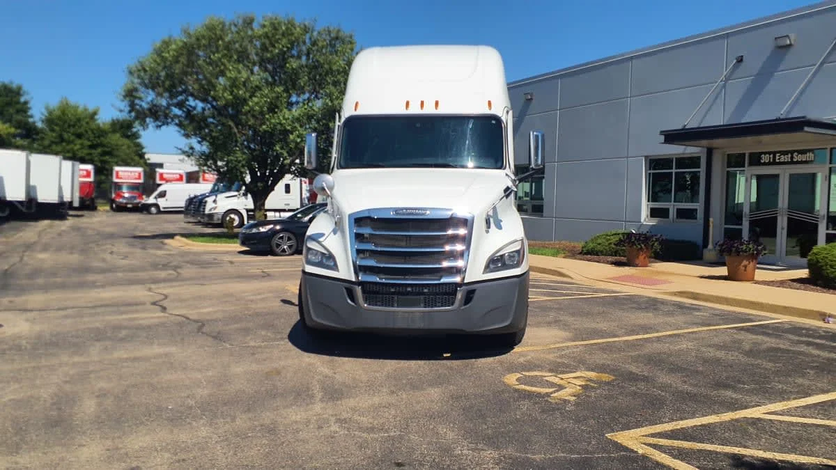 2023 Freightliner Cascadia in Bolingbrook, IL — photo 2