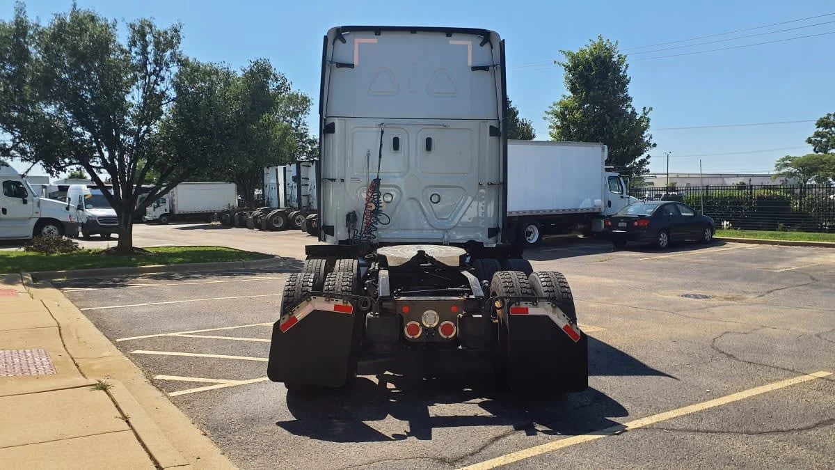 2023 Freightliner Cascadia in Bolingbrook, IL — photo 5