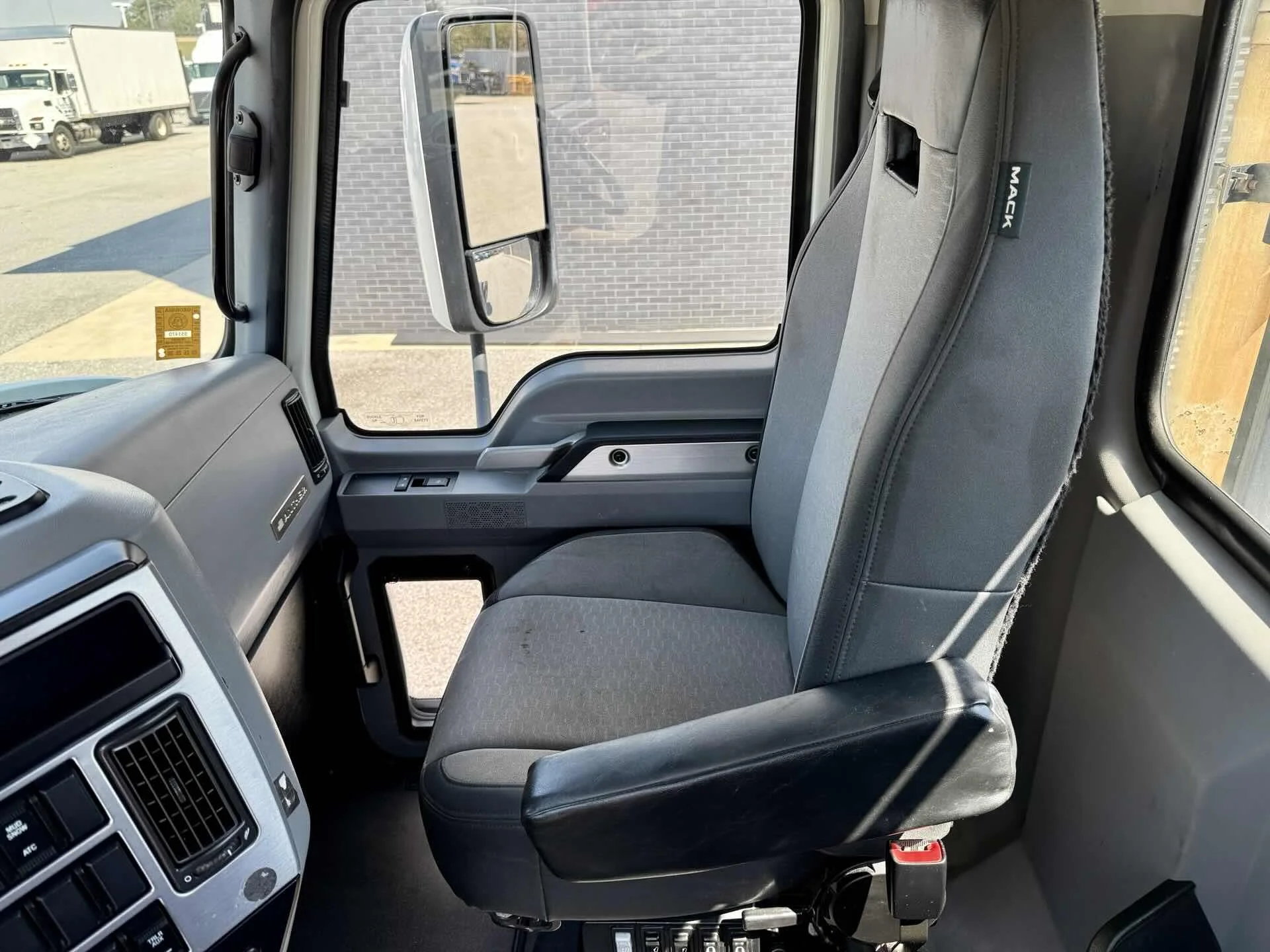 2020 Mack Anthem - image 19