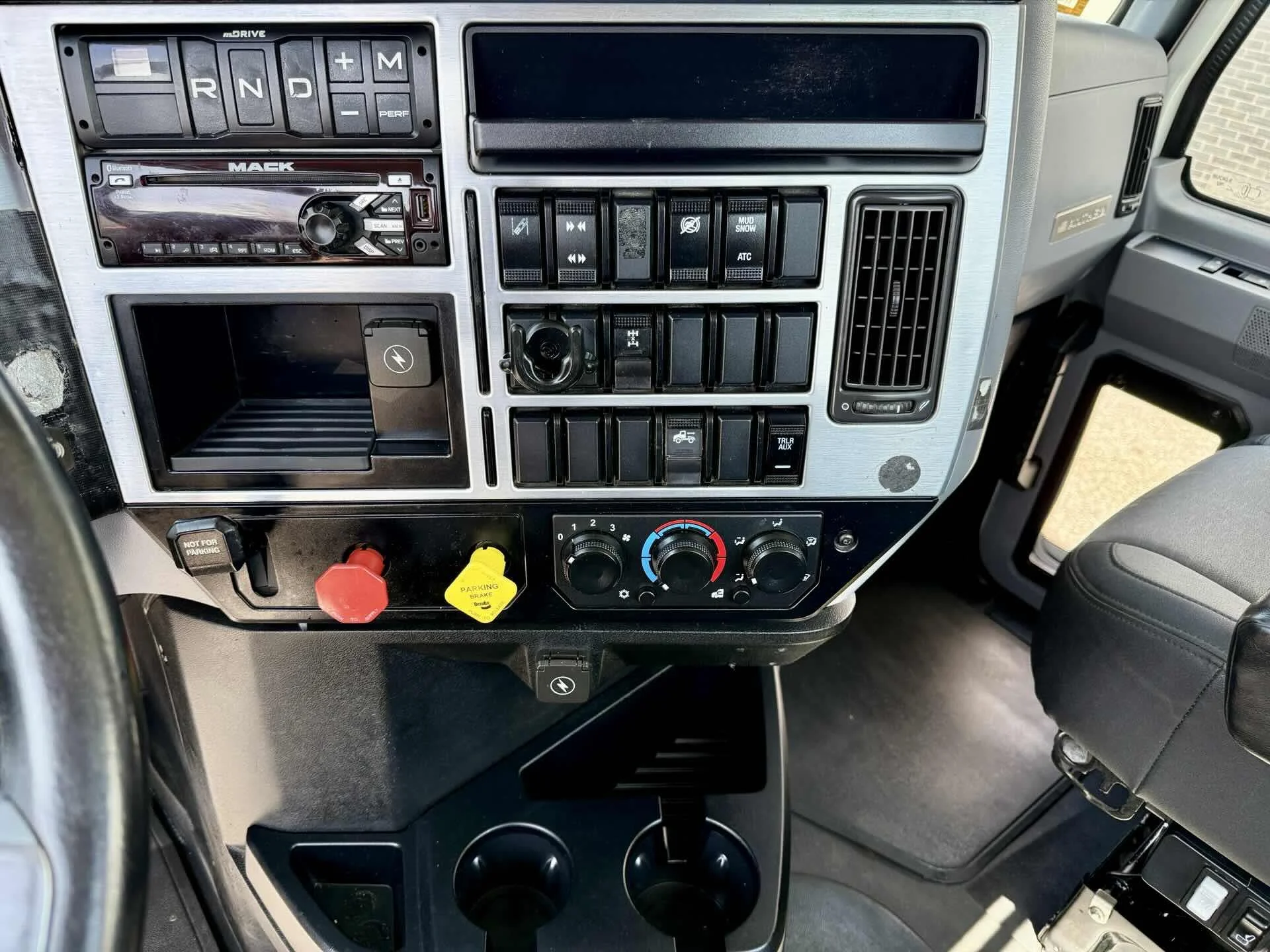 2020 Mack Anthem - image 18