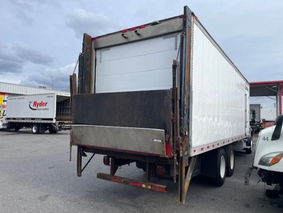 2018 Freightliner M2 106 - image 4