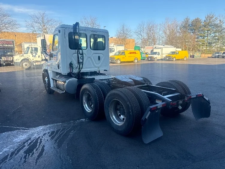 2019 Freightliner Cascadia in Capitol Heights, MD — photo 5