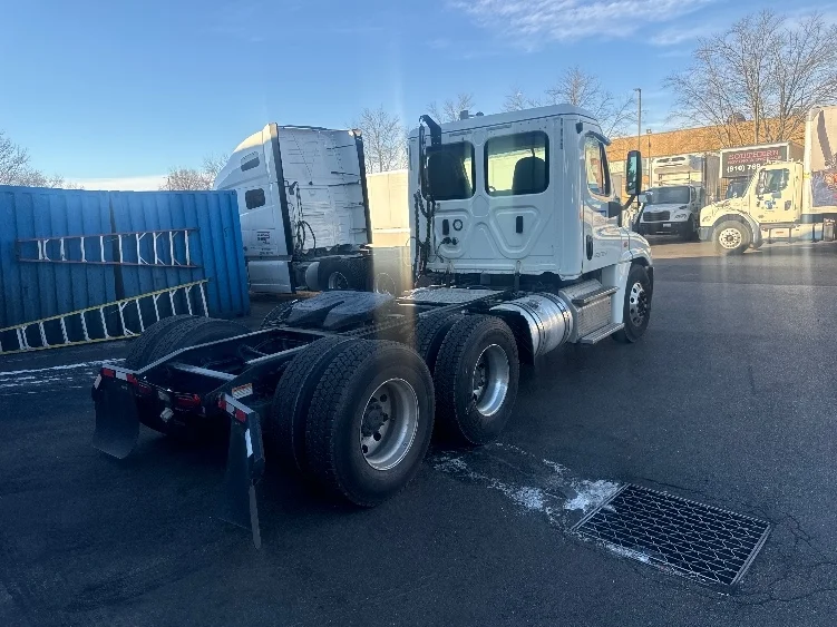 2019 Freightliner Cascadia in Capitol Heights, MD — photo 7
