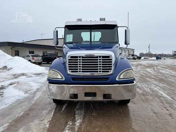 2007 Freightliner Columbia in MN — photo 2