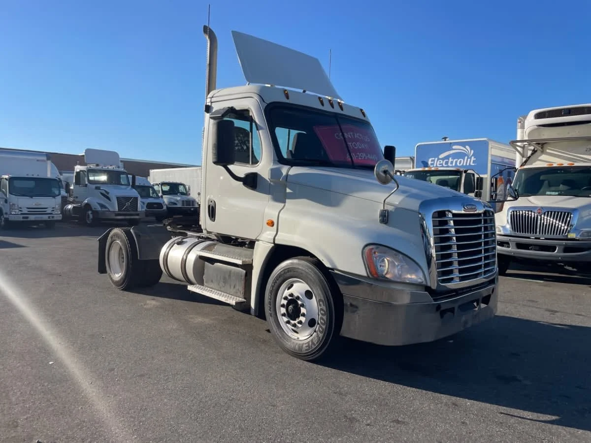 2018 Freightliner Cascadia in Farmingdale, NY — photo 3