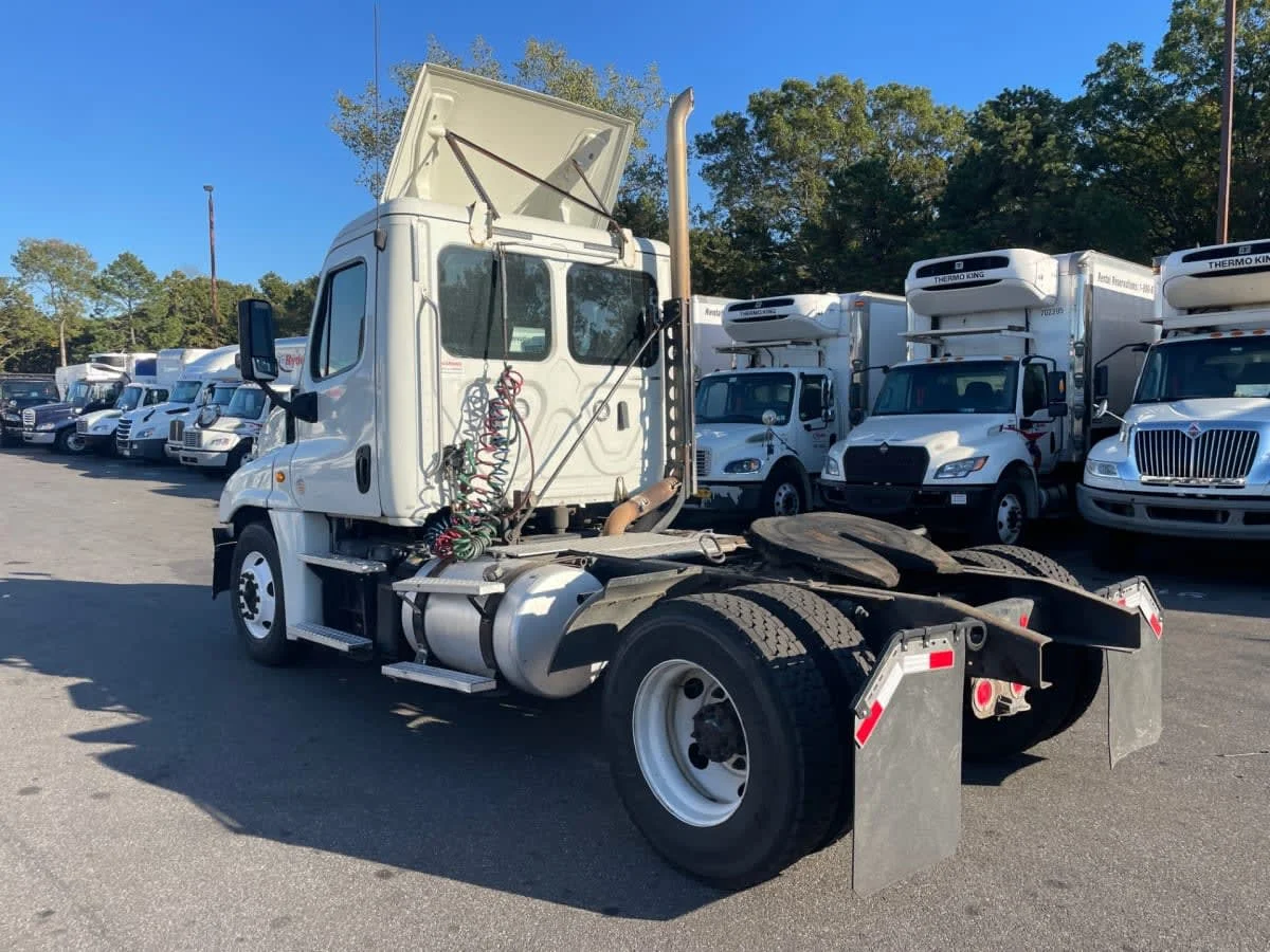 2018 Freightliner Cascadia in Farmingdale, NY — photo 6