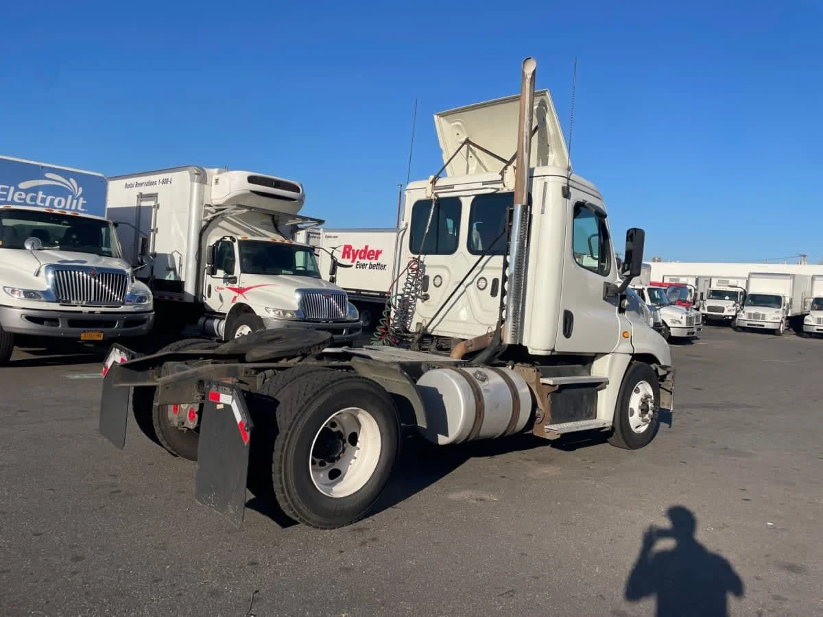 2018 Freightliner Cascadia in Farmingdale, NY — photo 4