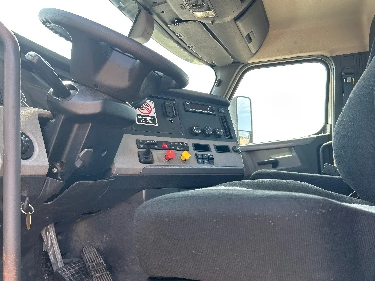 2019 Freightliner Cascadia - image 8