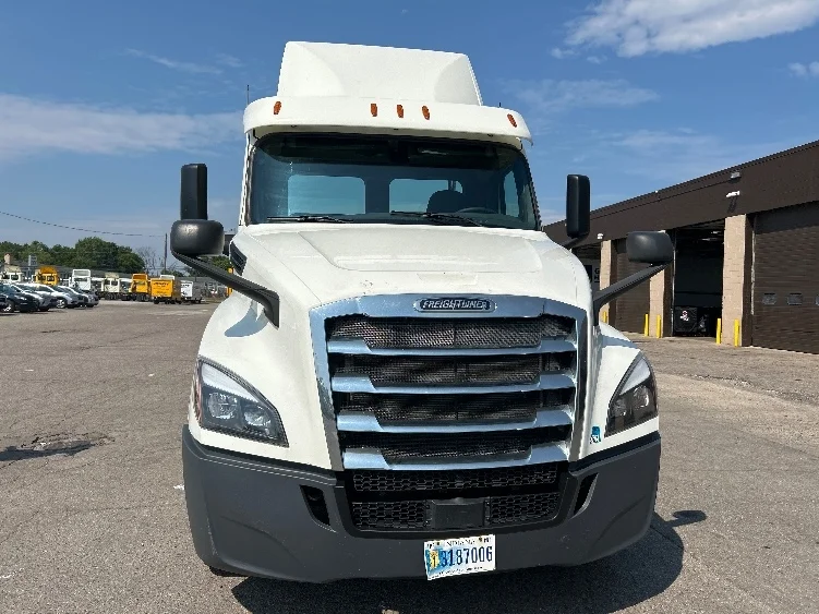2019 Freightliner Cascadia - image 2