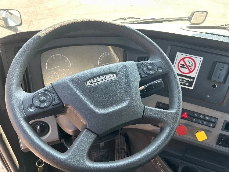 2019 Freightliner Cascadia - image 10