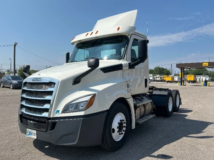 2019 Freightliner Cascadia - image 3