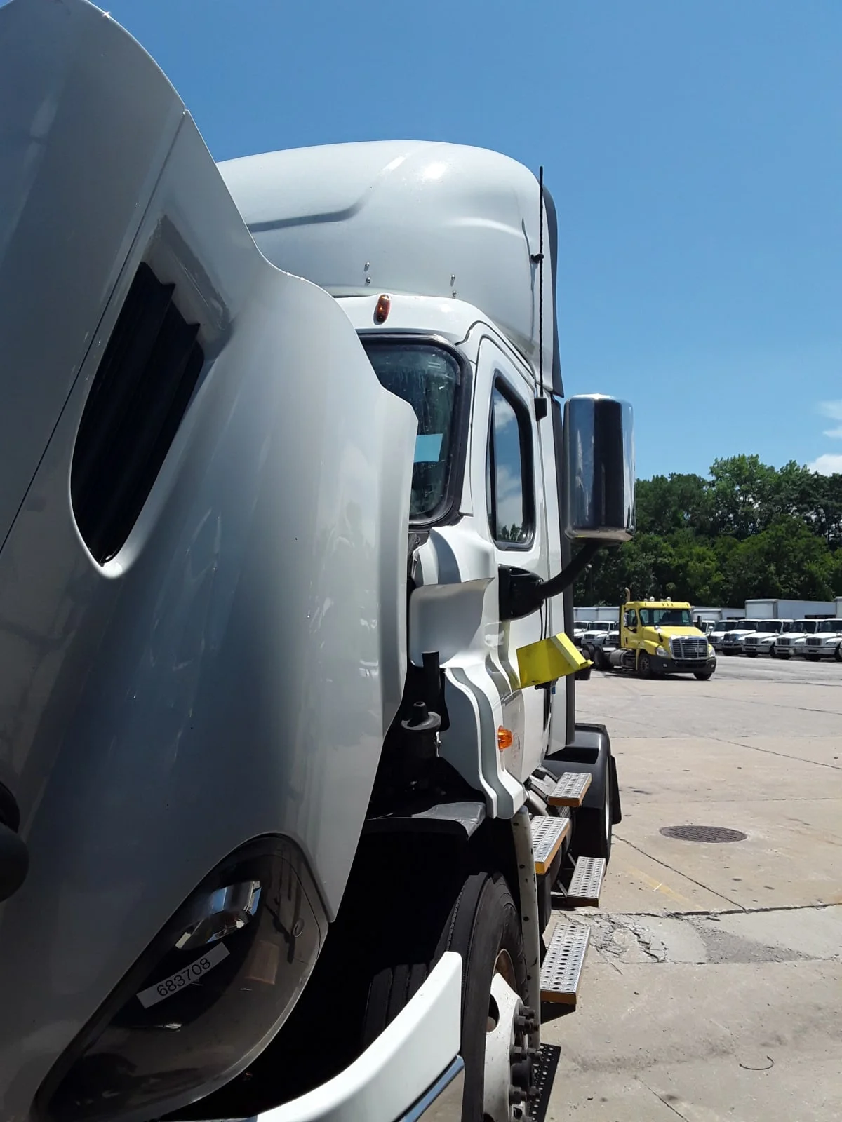 2018 Freightliner Cascadia - image 3