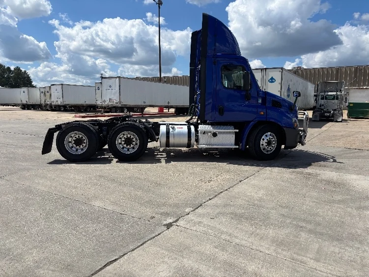2020 Freightliner Cascadia in Hammond, LA — photo 8