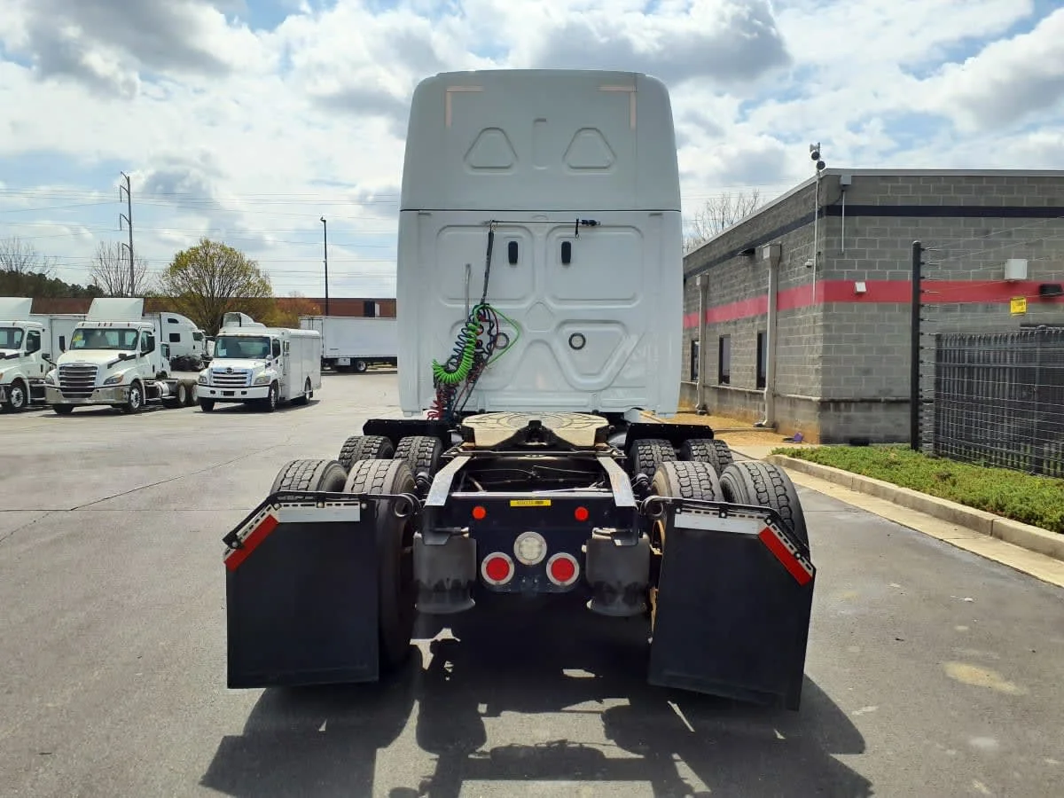 2019 Freightliner Cascadia - image 5