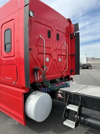 2014 Freightliner Cascadia - image 16