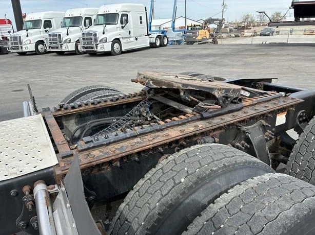 2014 Freightliner Cascadia - image 19
