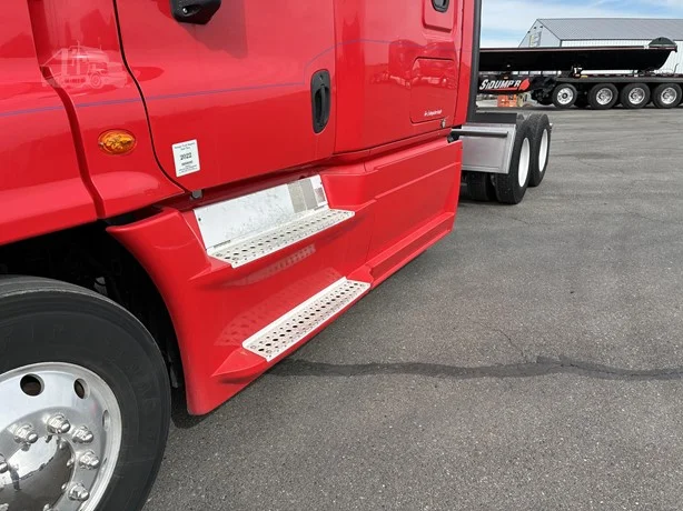 2014 Freightliner Cascadia - image 11