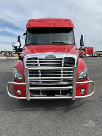 2014 Freightliner Cascadia - image 8