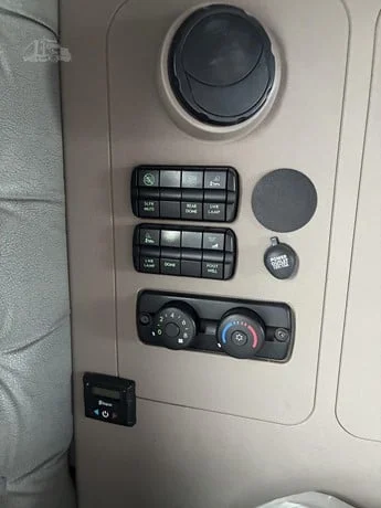 2014 Freightliner Cascadia - image 44