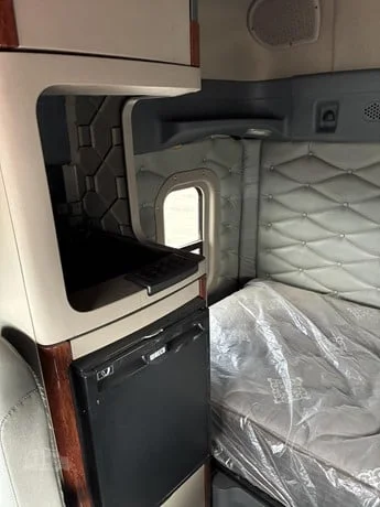 2014 Freightliner Cascadia - image 40