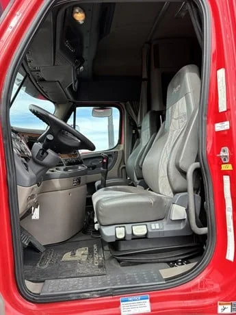 2014 Freightliner Cascadia - image 32