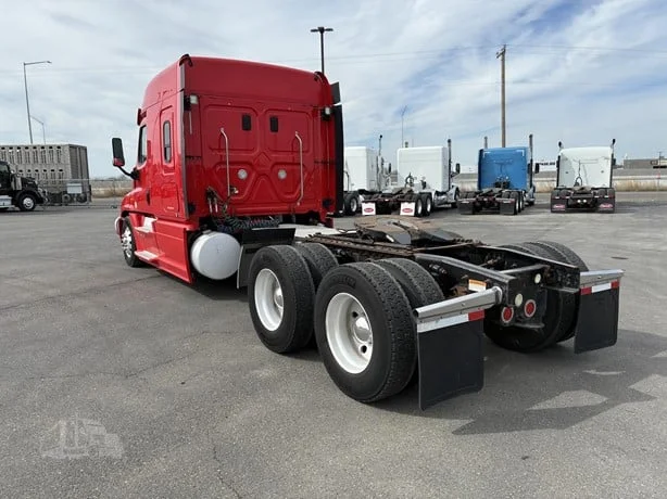 2014 Freightliner Cascadia - image 3