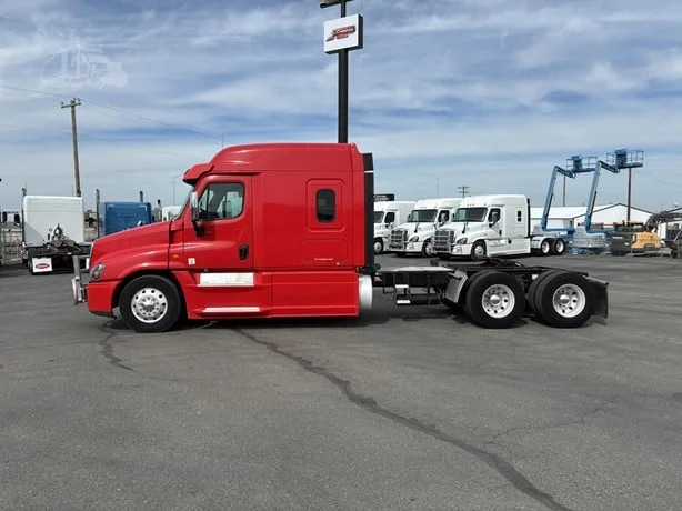 2014 Freightliner Cascadia - image 2
