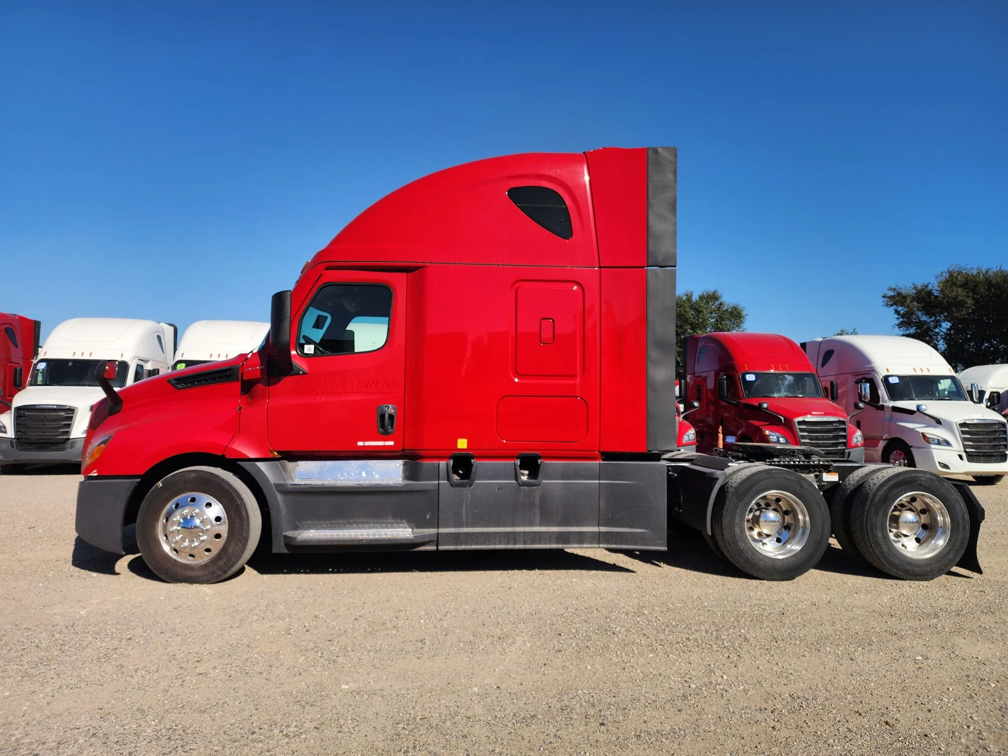 2020 Freightliner Cascadia in Fresno, CA — photo 3