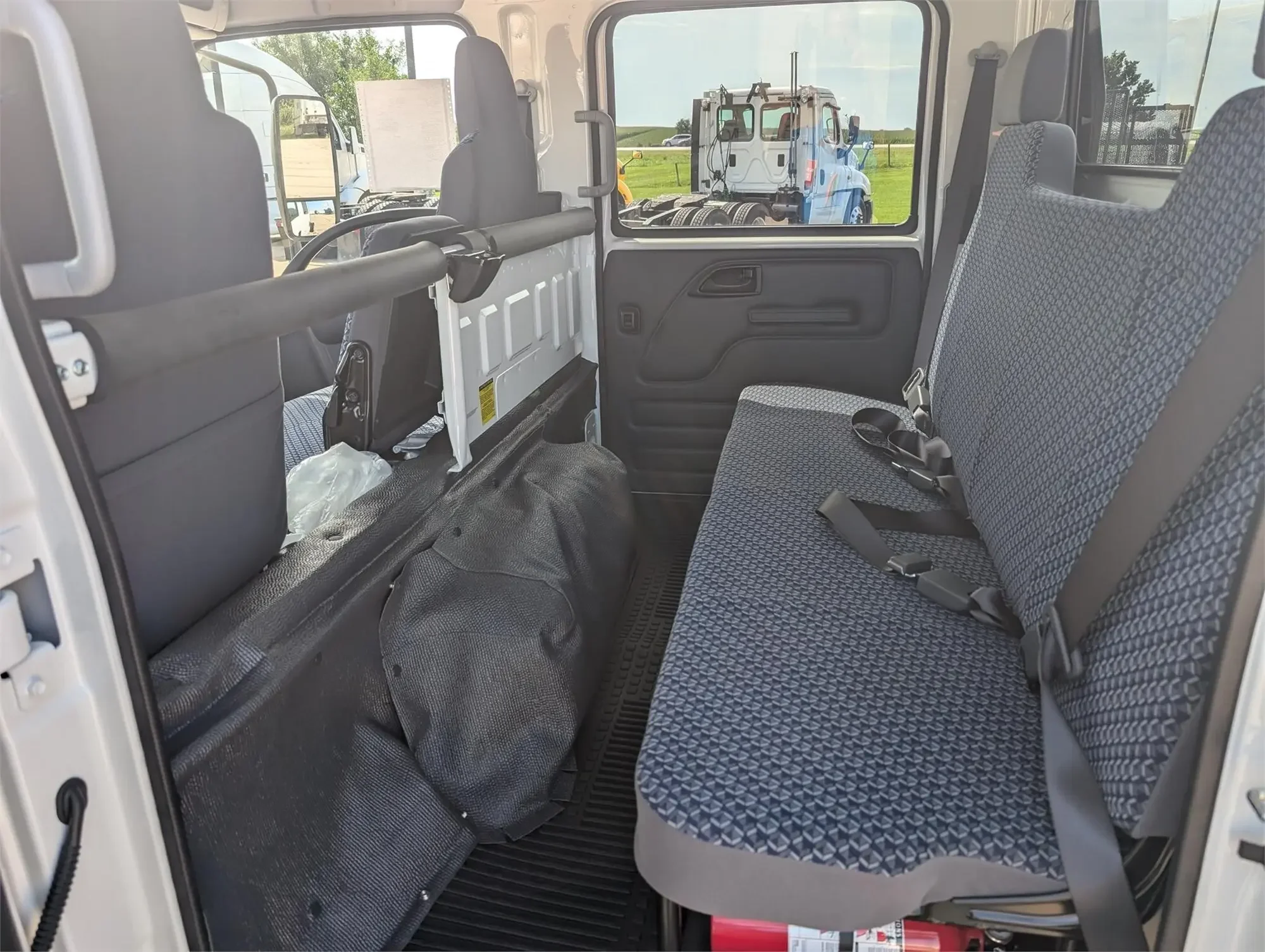 2025 Isuzu NPR - image 6