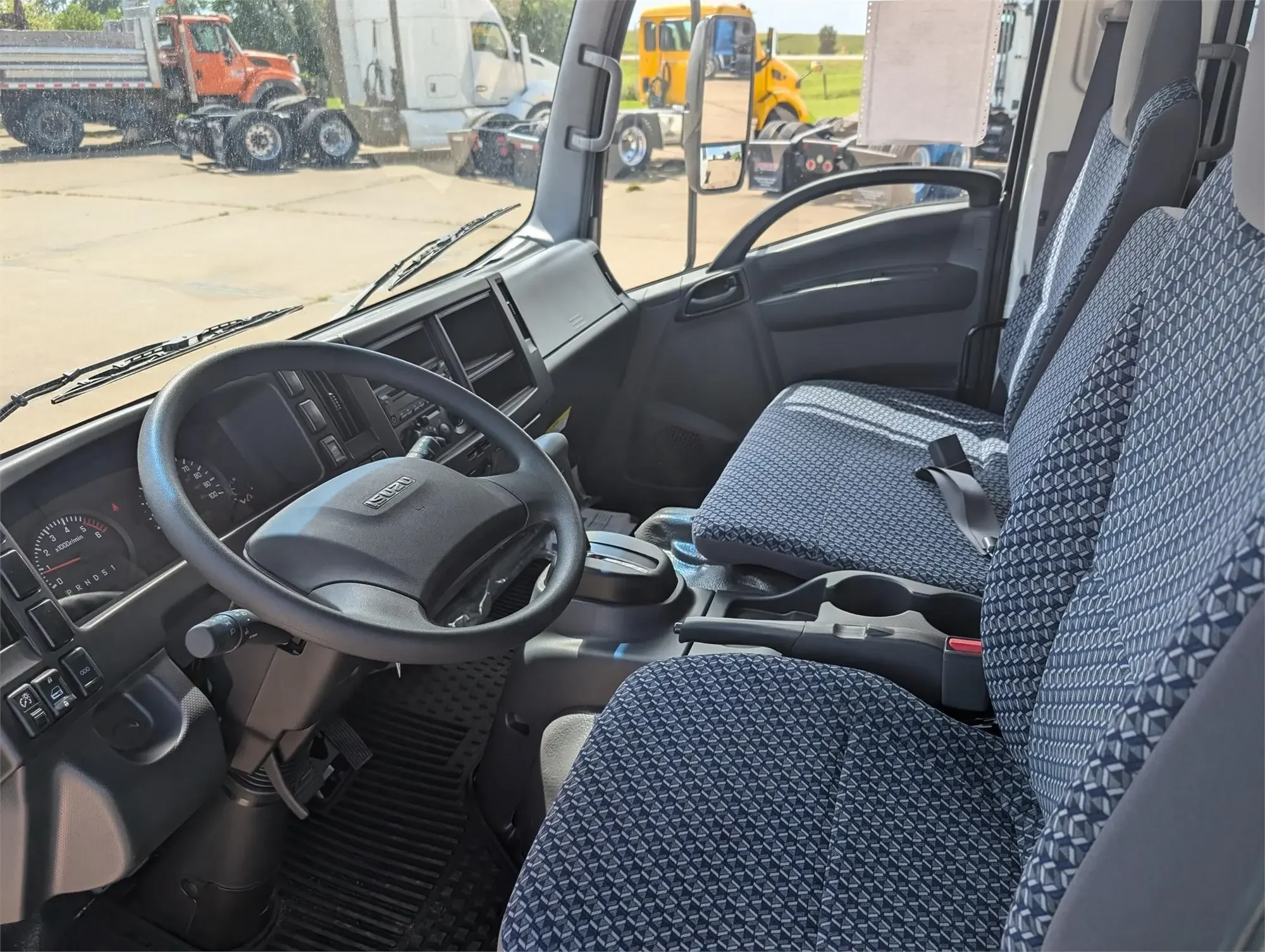 2025 Isuzu NPR - image 5