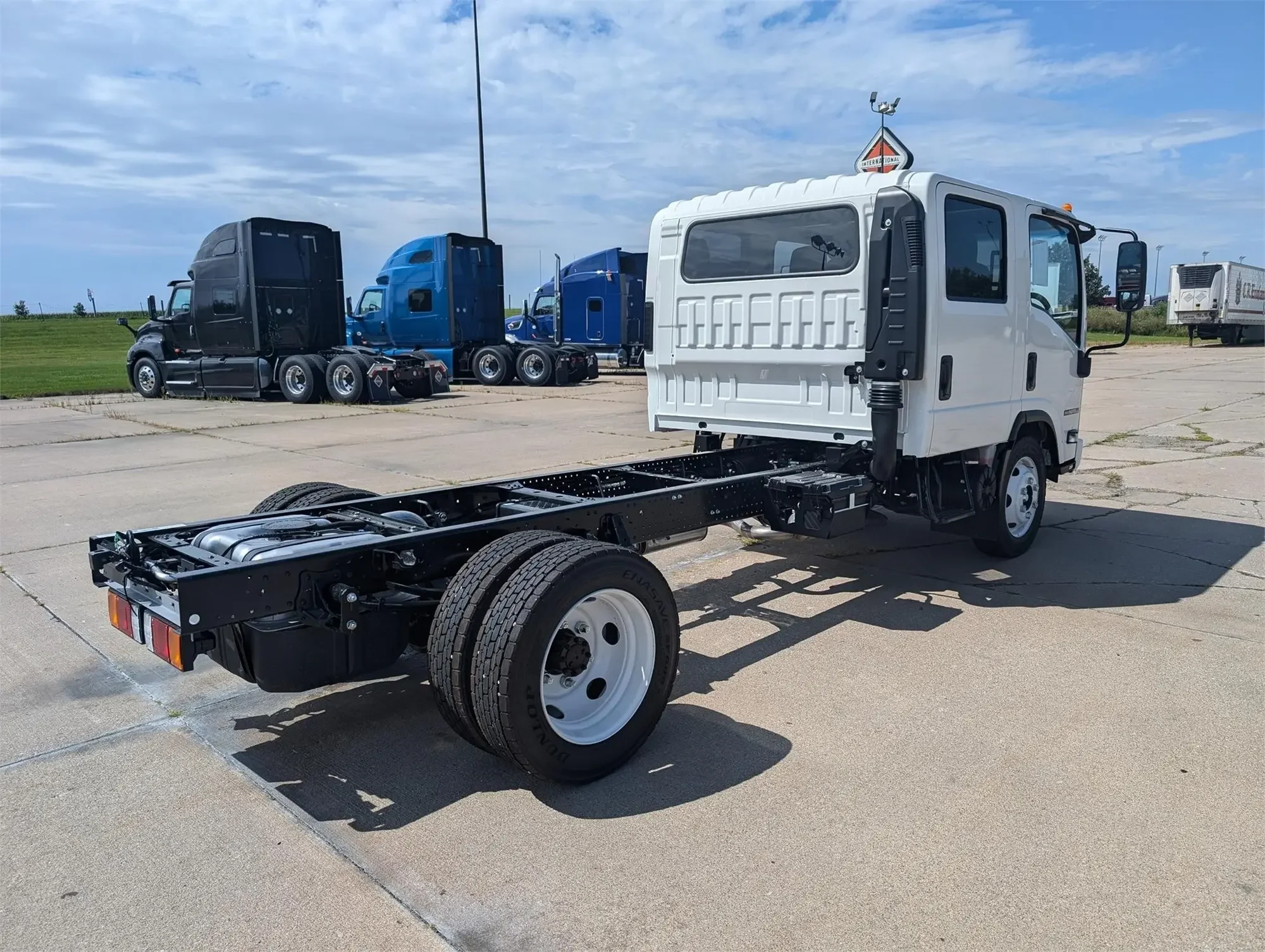 2025 Isuzu NPR - image 4