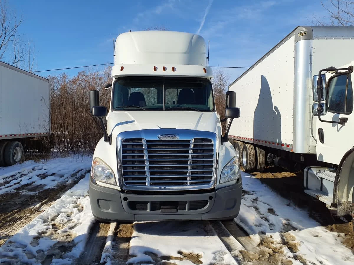 2019 Freightliner Cascadia - image 2