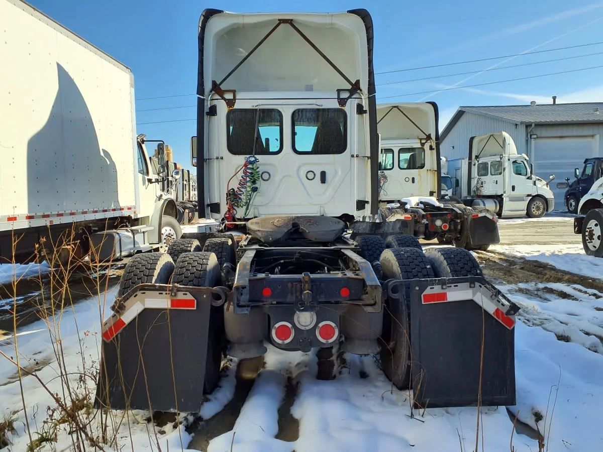 2019 Freightliner Cascadia - image 5
