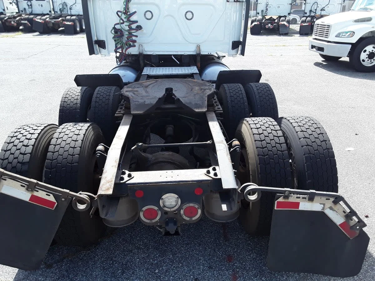 2020 Freightliner Cascadia in Allentown, PA — photo 13