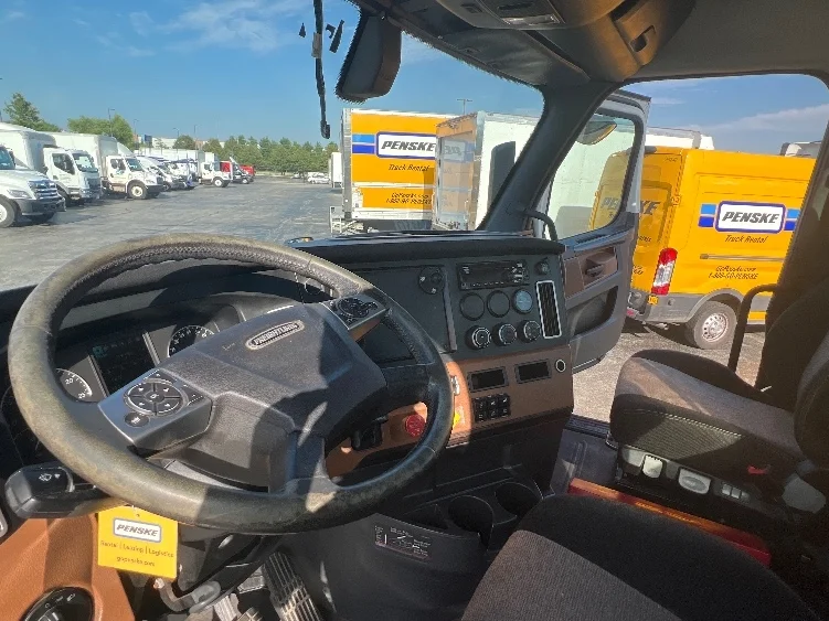 2019 Freightliner Cascadia in Chicago (Melrose Park), IL — photo 10