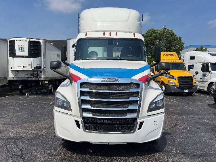 2019 Freightliner Cascadia in Chicago (Melrose Park), IL — photo 2