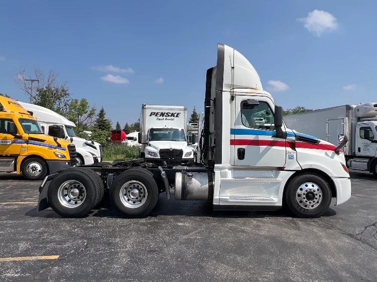 2019 Freightliner Cascadia in Chicago (Melrose Park), IL — photo 8