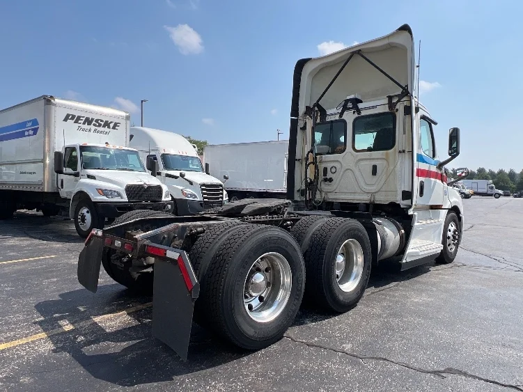 2019 Freightliner Cascadia in Chicago (Melrose Park), IL — photo 7