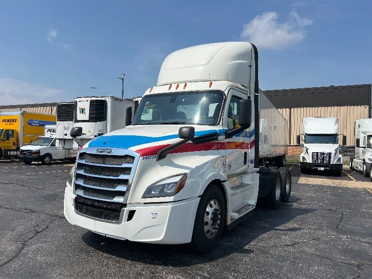 2019 Freightliner Cascadia in Chicago (Melrose Park), IL — photo 3