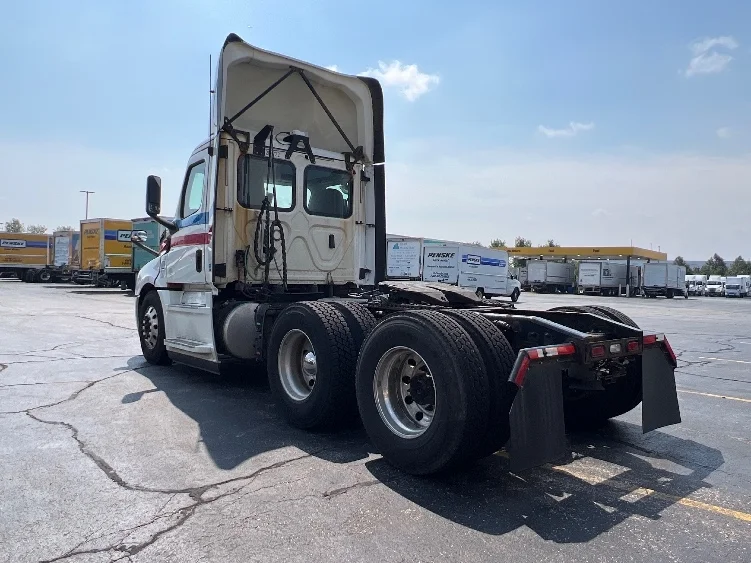 2019 Freightliner Cascadia in Chicago (Melrose Park), IL — photo 5